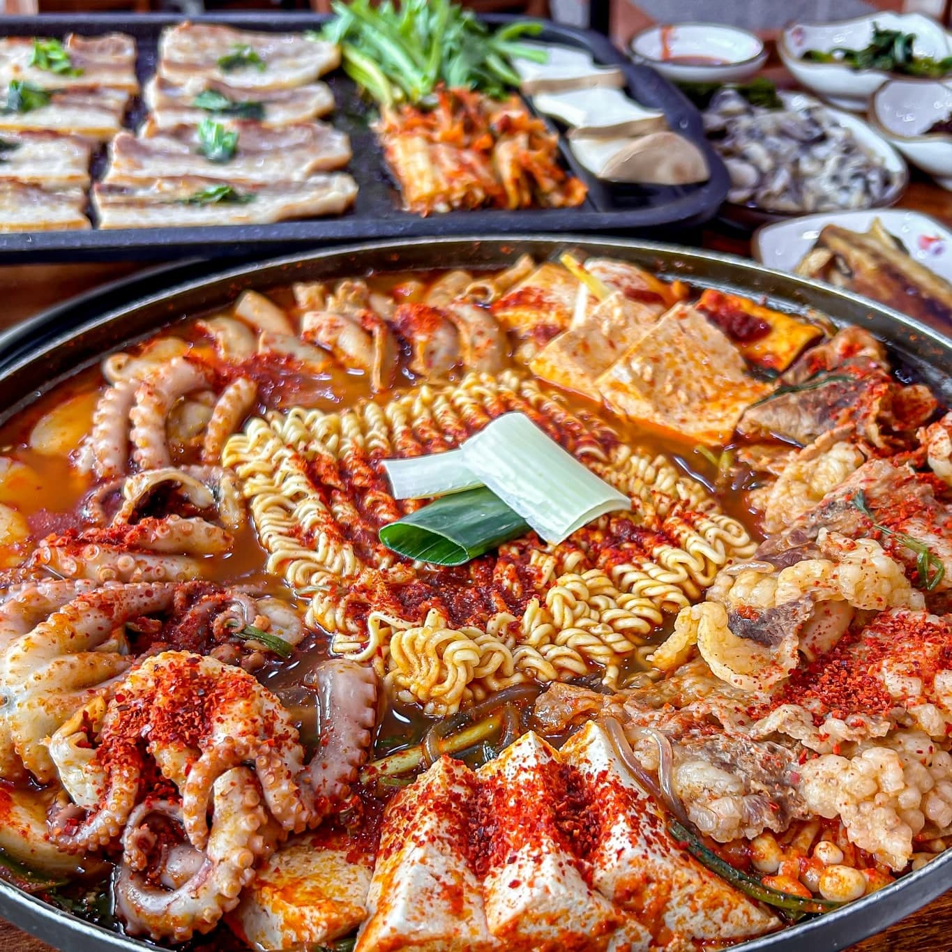 차돌박이와 낙지, 곱창, 사리가 푸짐하게 담긴 장흥회관 전골
